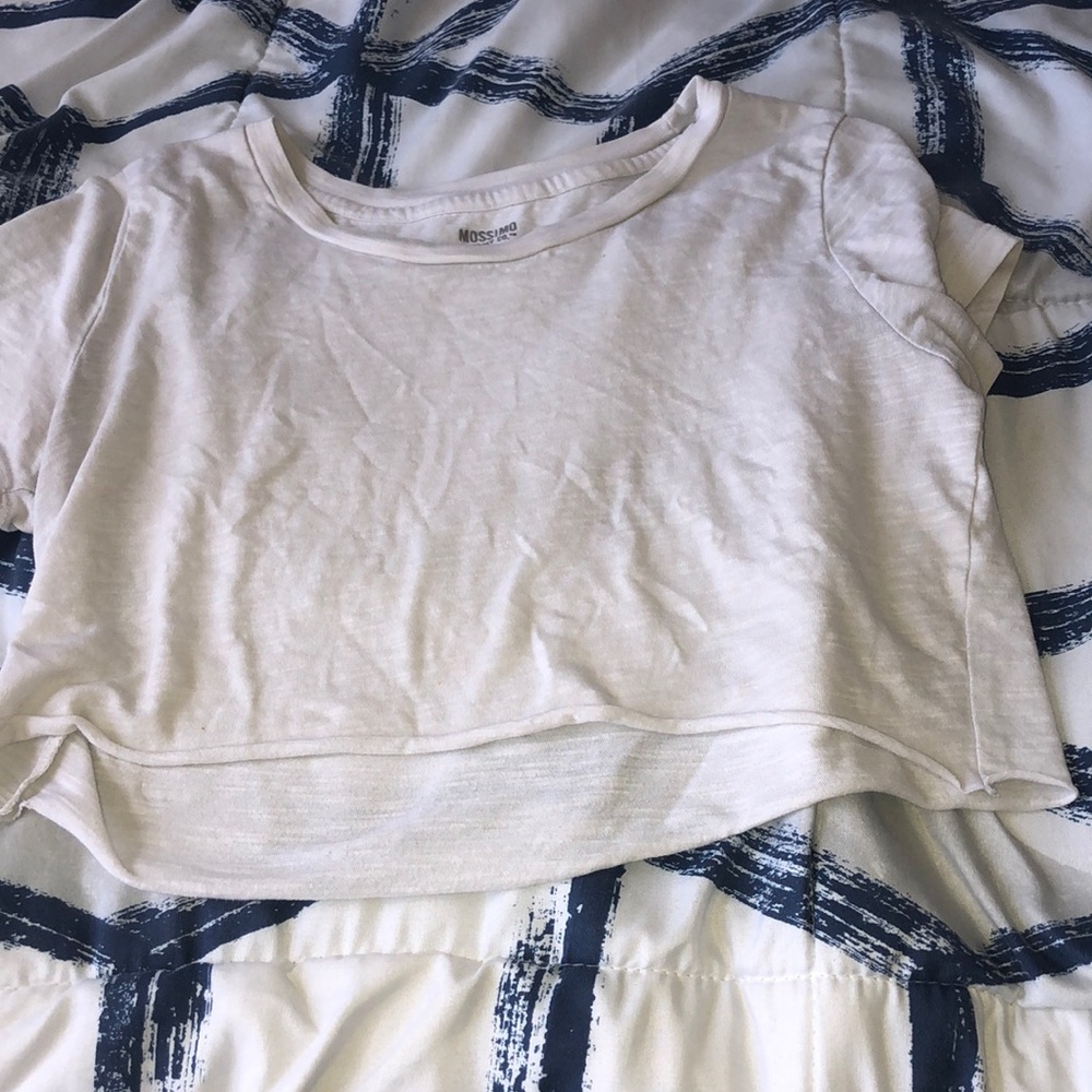 WHITE CROP TOP THATS SUPER FLOWY